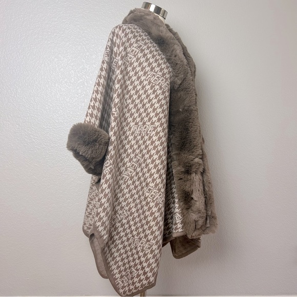 Poncho Cape Shawl Coat Women's Faux Fur Trim Tan Hounds Tooth Print O/S NWT - Picture 2 of 6